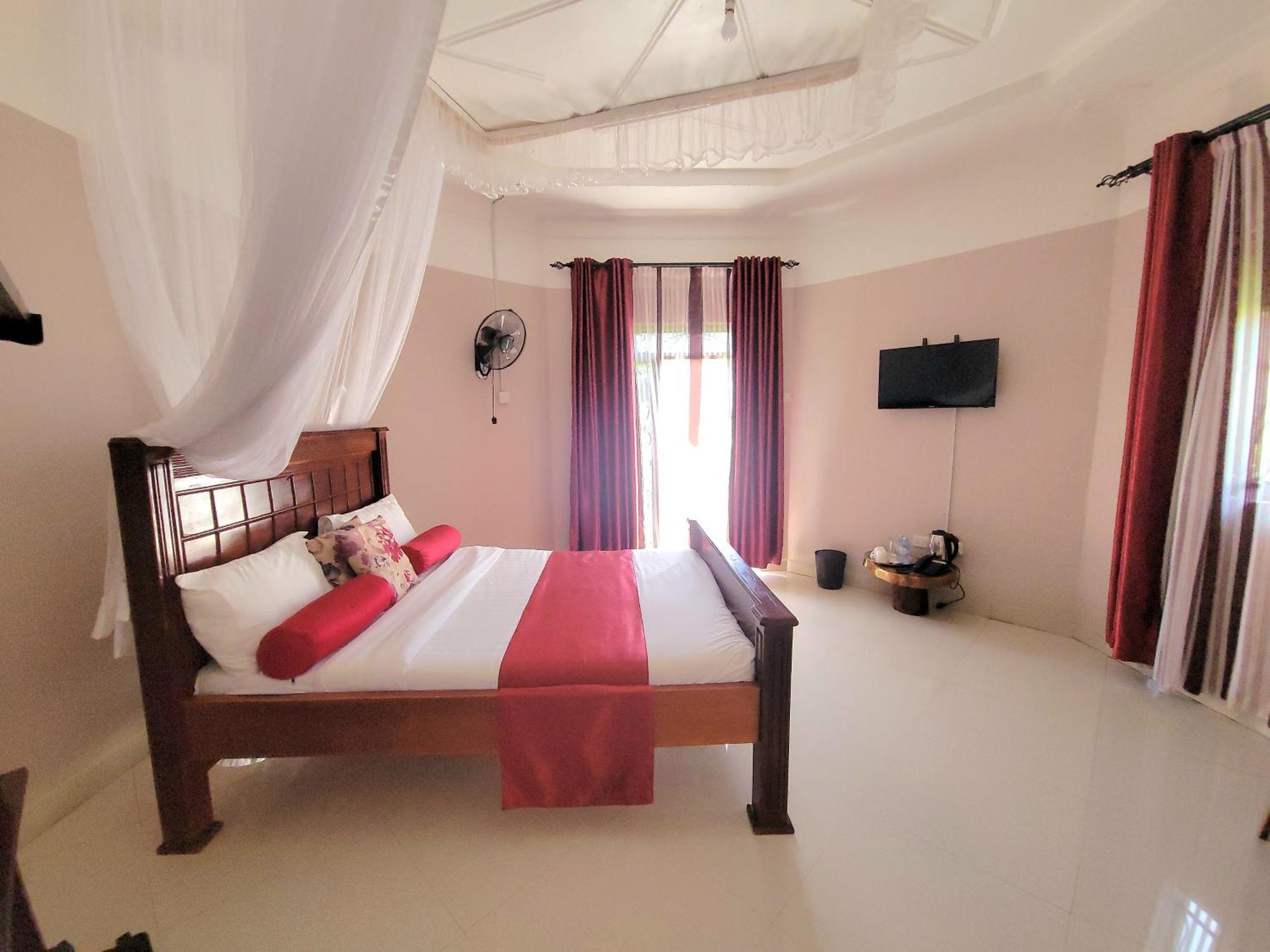 Philo Leisure Gardens Hotel Kalangala Exterior photo